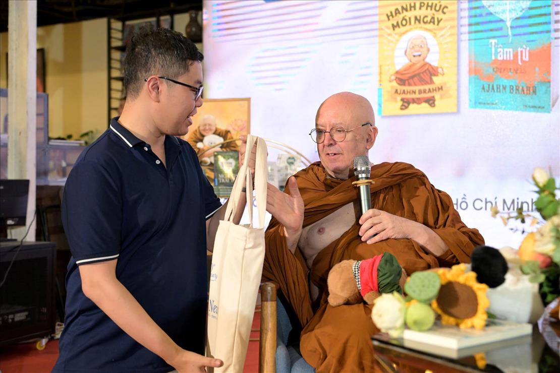 thien-su-ajahn-brahm-den-viet-nam (9).jpg